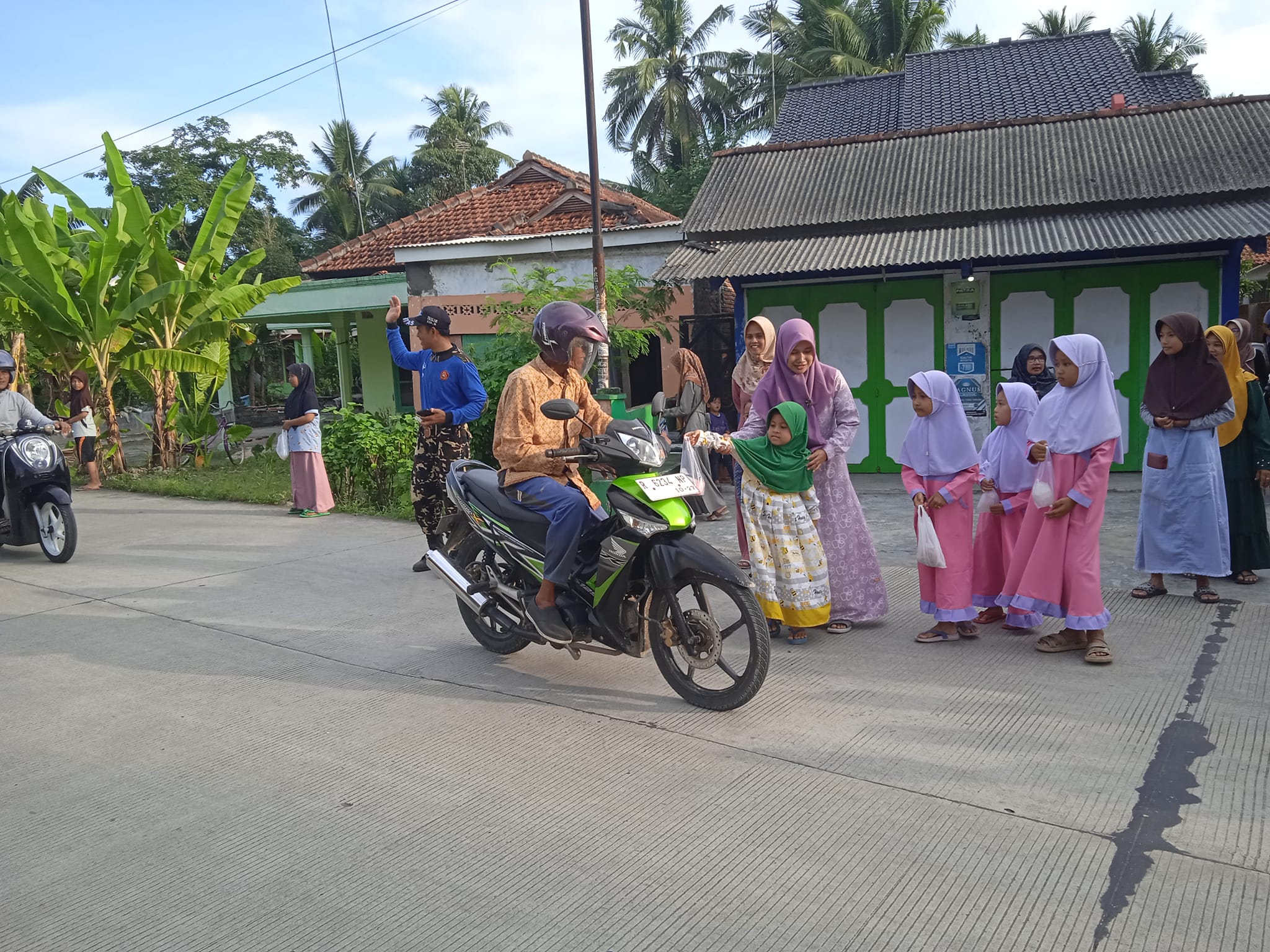 Berbagi Takjil pada Bulan Ramadhan